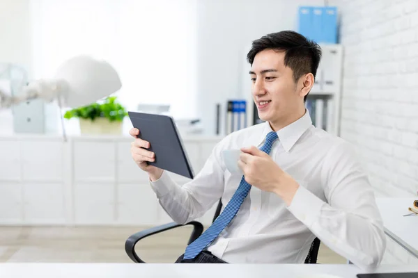 Asiático Jovem Empresário Está Lendo Notícias Por Tablet Beber Café — Fotografia de Stock