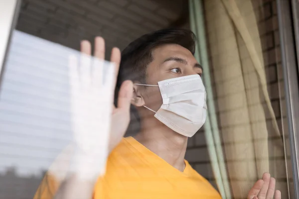 Asiatischer Junger Mann Mit Gesichtsmaske Bleibt Wegen Einer Covid Epidemie — Stockfoto