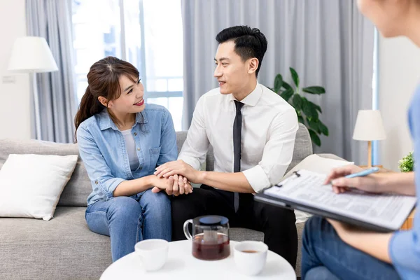 Unga Asiatiska Par Återfå Sitt Förhållande Äktenskaplig Terapi Med Rådgivare — Stockfoto