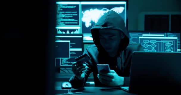 Хакер мошеннически использовал кредитную карту — стоковое видео