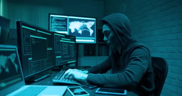 Asyalı erkek hacker dizüstü bilgisayar kullanıyor — Stok video