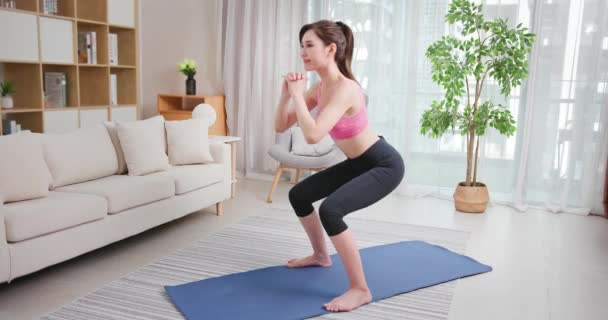 Mulher fazendo exercício em casa — Vídeo de Stock