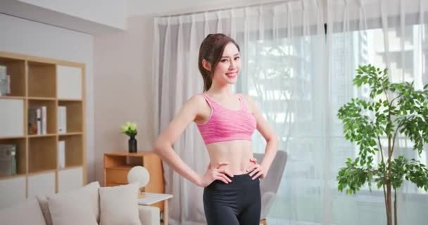 Mujer haciendo ejercicio en casa — Vídeos de Stock