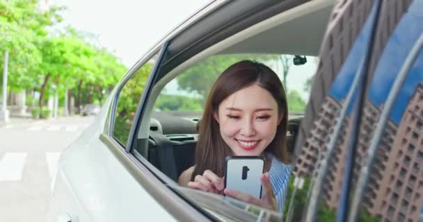 Donna d'affari uso telefono in auto — Video Stock