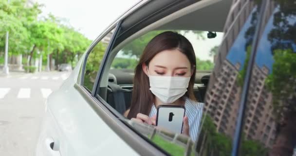 Vrouw dragen masker in auto — Stockvideo