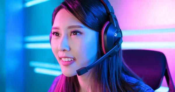 Joven Asiático Pro Gamer Chica Llevar Los Auriculares Listo Para — Foto de Stock