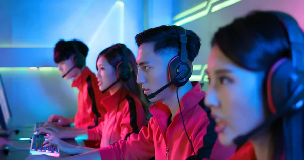Équipe Joueurs Asiatiques Adolescents Cyber Sport Jouer Dans Jeu Vidéo — Photo
