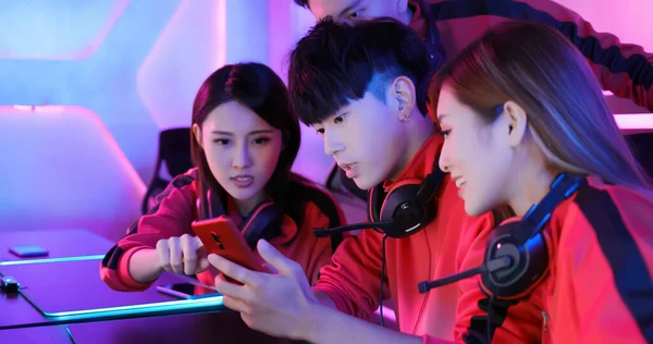 Équipe Joueurs Asiatiques Adolescents Cyber Sport Discuter Leur Stratégie Avant — Photo