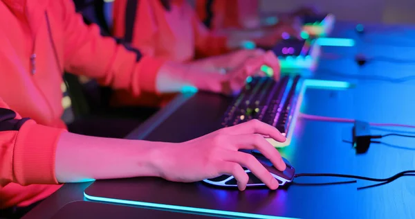 Close Jogadores Esportes Cibernéticos Profissionais Jogar Jogo Com Teclado Mouse — Fotografia de Stock