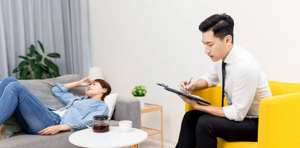 Asiático Psicólogo Masculino Tiene Consulta Con Paciente Femenino — Foto de Stock