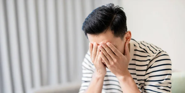 Asyalı Adam Depresif Hissediyor Kanepede Oturuyor Evde Yüzünü Örtüyor — Stok fotoğraf