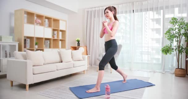 Mujer haciendo ejercicio en casa — Vídeo de stock