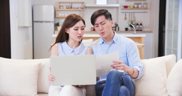 Couple argue finances at home — Stock Video