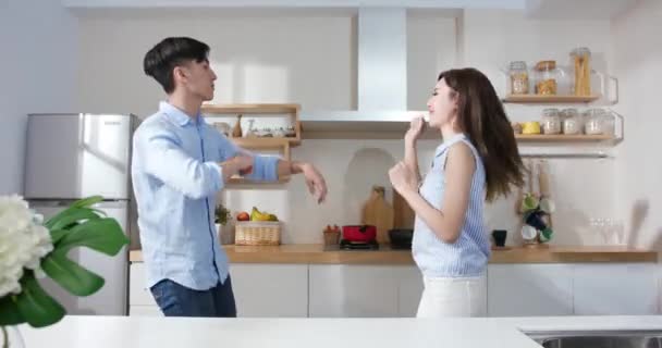 Çift mutfakta mutlu bir şekilde dans ediyor. — Stok video