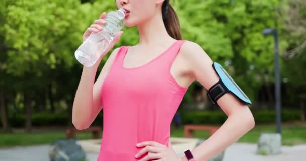Esporte mulher beber garrafa de água — Vídeo de Stock