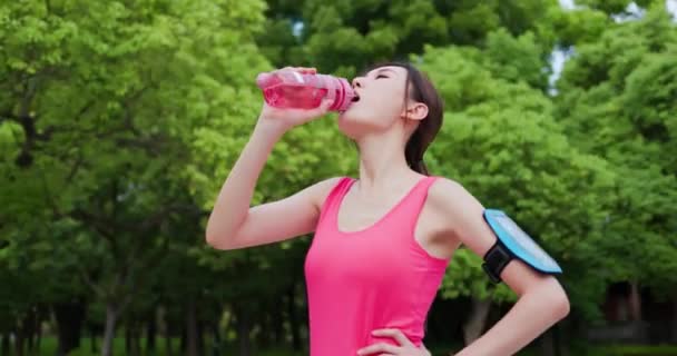 Sport donna bere acqua — Video Stock