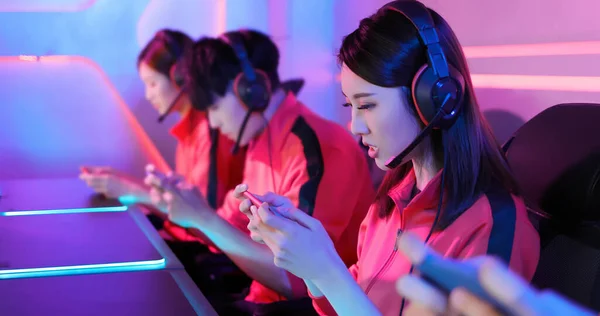 Team Asian Teenage Cyber Sport Gamers Play Mobile Game Smartphone — Stock Photo, Image