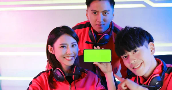 Equipe Asiáticos Adolescentes Jogadores Esportes Cibernéticos Mostrar Jogo Aplicativos Smartphone — Fotografia de Stock