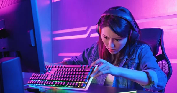 Joven Asiático Esport Gamer Chica Sentir Enojado Mientras Jugando Línea —  Fotos de Stock