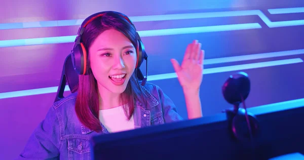 Young Asian Pretty Pro Gamer Having Live Stream Playing Online — 스톡 사진