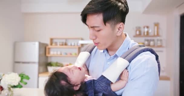 Pai segurando chorando bebê filha — Vídeo de Stock