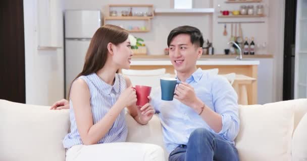 Молода пара спілкується вдома — стокове відео
