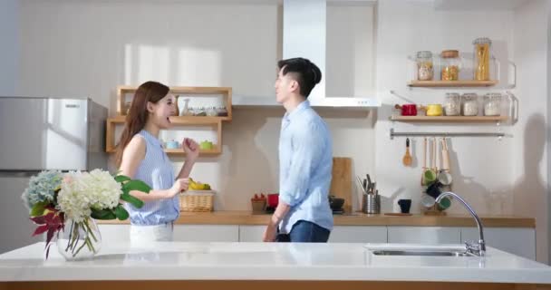 Çift mutfakta mutlu bir şekilde dans ediyor. — Stok video
