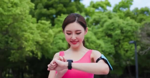 Deporte mujer uso fitness tracker — Vídeo de stock