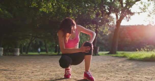 Sport kobieta kontuzja jej kolano — Wideo stockowe