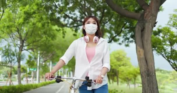 Asiático feminino passeio de bicicleta — Vídeo de Stock