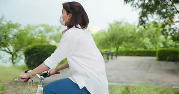 아시아 여성 자전거타기 — 비디오