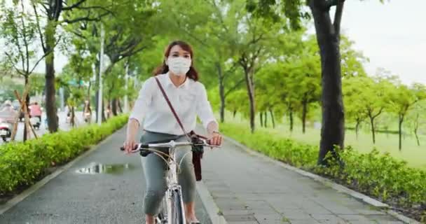 Gesichtsmaske tragen Pendeln mit dem Fahrrad — Stockvideo