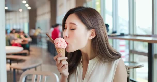 Nő eszik fagylalt desszert — Stock videók