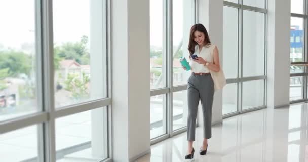 Mujer de negocios utilizar el teléfono inteligente — Vídeo de stock