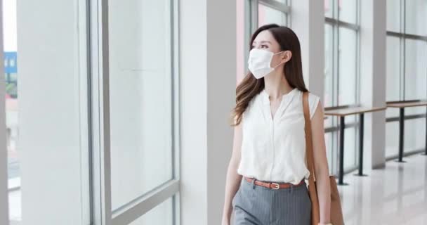 Mulher asiática com máscara facial — Vídeo de Stock