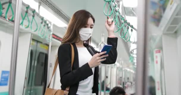 Vrouw met masker in mrt — Stockvideo