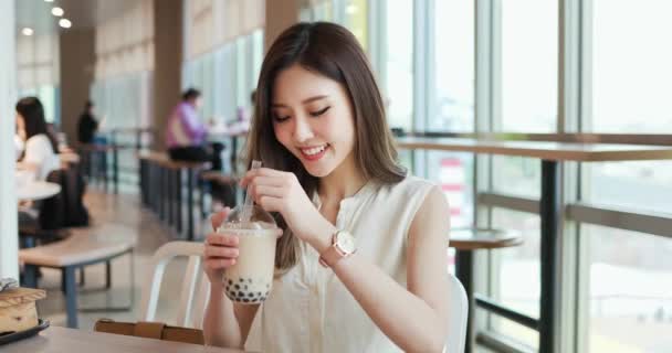 Azjatyckie kobieta pić bąbelkowa herbata — Wideo stockowe