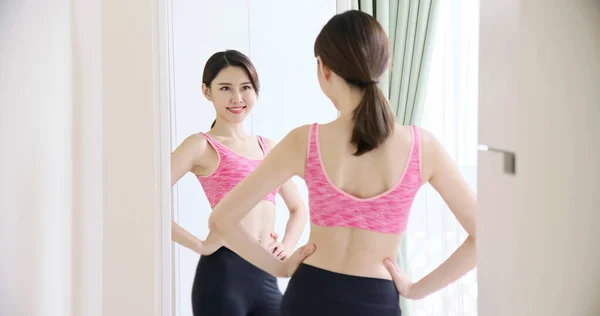 Aziatische Sport Vrouw Kijken Haar Taille Voorkant Van Spiegel — Stockfoto