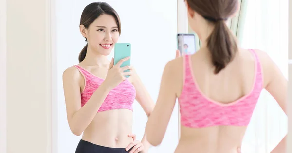 Azji Kobieta Robić Selfie Przed Lustrem Sport Nosić Szczęśliwie — Zdjęcie stockowe