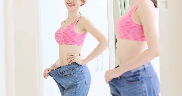 Asiatische Sportlerin Tragen Alte Lockere Jeans Und Schauen Den Miracle — Stockfoto