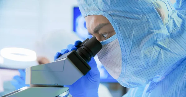 Azjatycki Zespół Badawczy Biotechnologii Nosić Czyste Ubrania Patrzeć Mikroskop Laboratorium — Zdjęcie stockowe