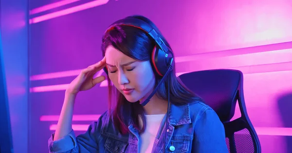 Joven Asiático Esport Gamer Chica Sentir Doloroso Mientras Jugando Línea —  Fotos de Stock