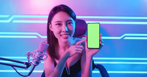 Chica Asiática Tienen Transmisión Vivo Mostrar Aplicación Teléfono Inteligente Con —  Fotos de Stock