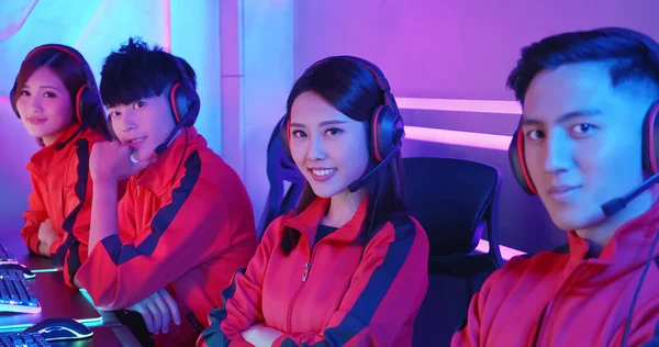 Team Asian Teenage Cyber Sport Gamers Smile Camera — Stock Photo, Image