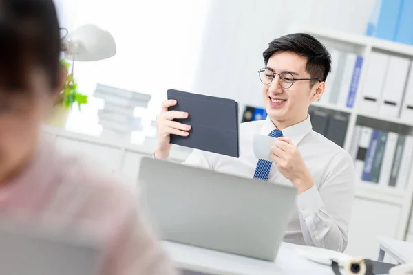 Asiatisk Ung Forretningsmann Leser Nyheter Nettbrett Drikker Kaffe Kontoret – stockfoto