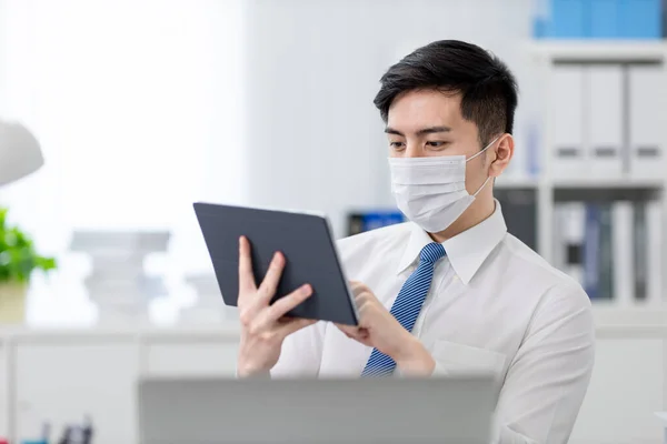 Asyalı Genç Işadamlarına Yaklaşın Ofiste Yüz Maskeli Tablet Kullanın — Stok fotoğraf