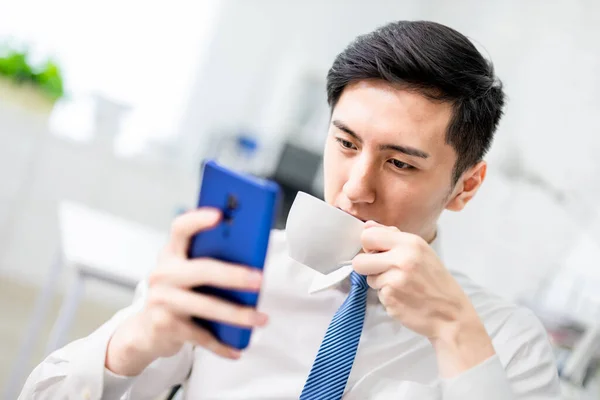 Asiatischer Junger Geschäftsmann Nutzt Smartphone Und Trinkt Kaffee Büro — Stockfoto
