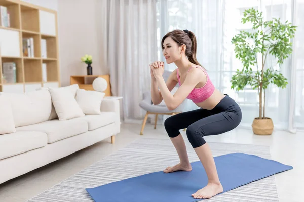 Asiatische Junge Frau Macht Kniebeugen Übung Hause — Stockfoto