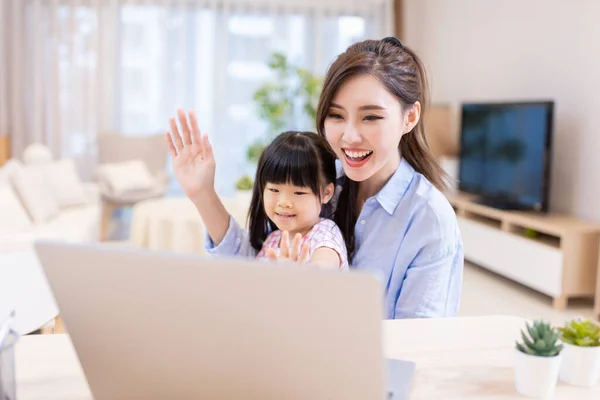 Asian Young Woman Her Daughter Have Video Chat Laptop Happily — Stock Photo, Image