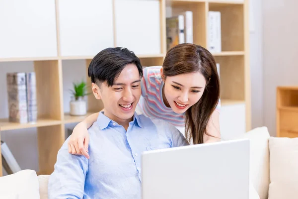 Asiático Casal Olhando Algumas Informações Internet Por Laptop Juntos Casa — Fotografia de Stock